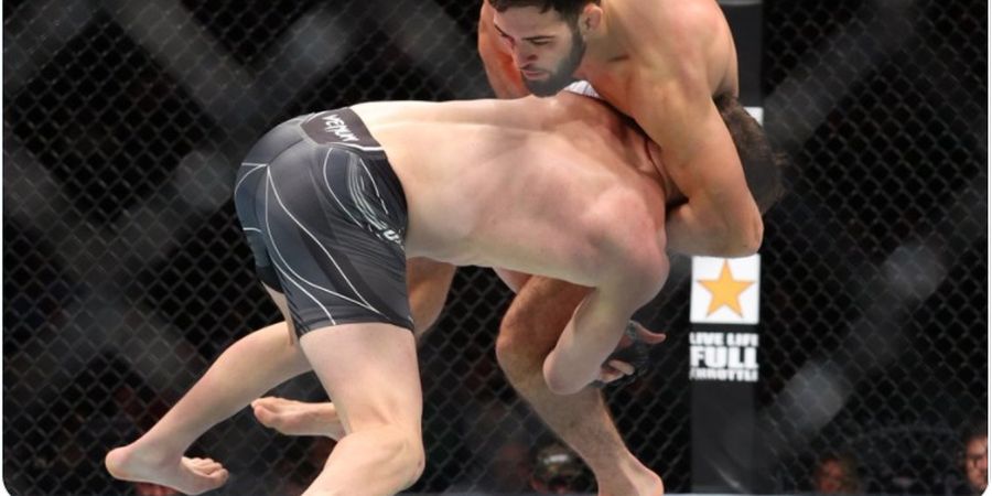 Hasil UFC 268 - Gulat Tak Mempan, Teman Raja Kelas Berat Hancurkan Lawan dengan Pukulan