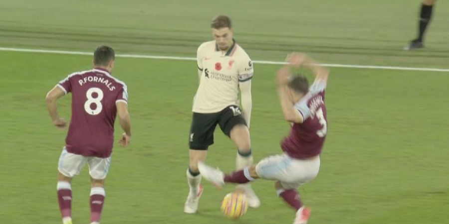 Alasan Wasit Tak Usir Aaron Cresswell Meski Menekel Keras Jordan Henderson