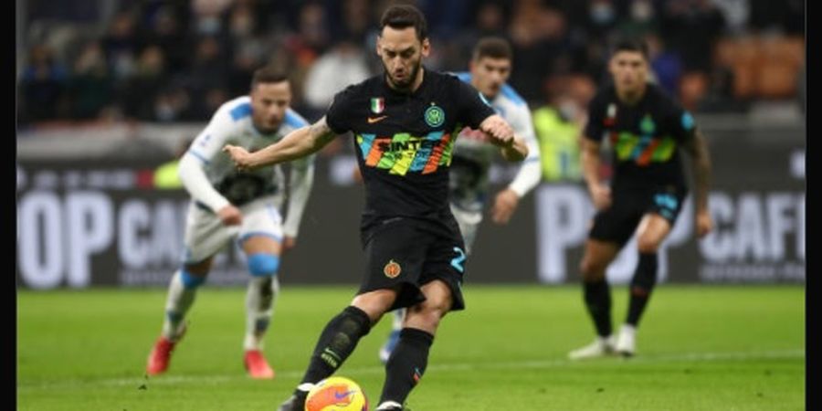 Diwarnai Penalti Hakan Calhanoglu, Inter Milan Comeback atas Napoli di Babak I