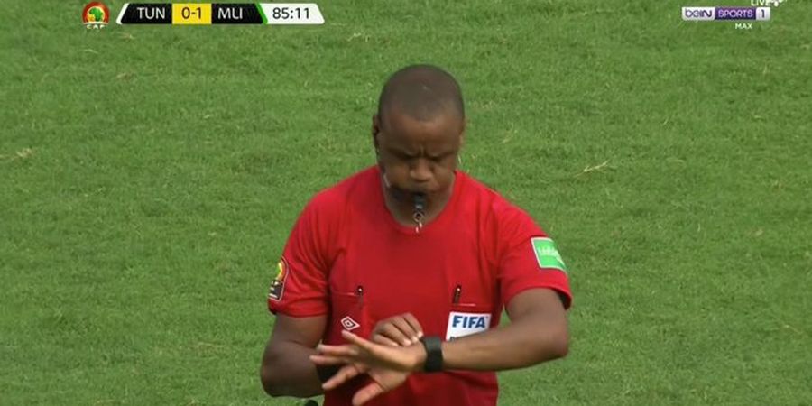 Piala Afrika 2021 - Kepanasan, Penyebab Wasit Sikazwe Kacaukan Laga Tunisia Vs Mali