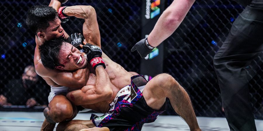 Hasil ONE Championship: Heavy Hitters - Sudah Peragakan Bantingan Cantik, Elipitua Siregar Menyerah Kena Pukul di Ulu Hati