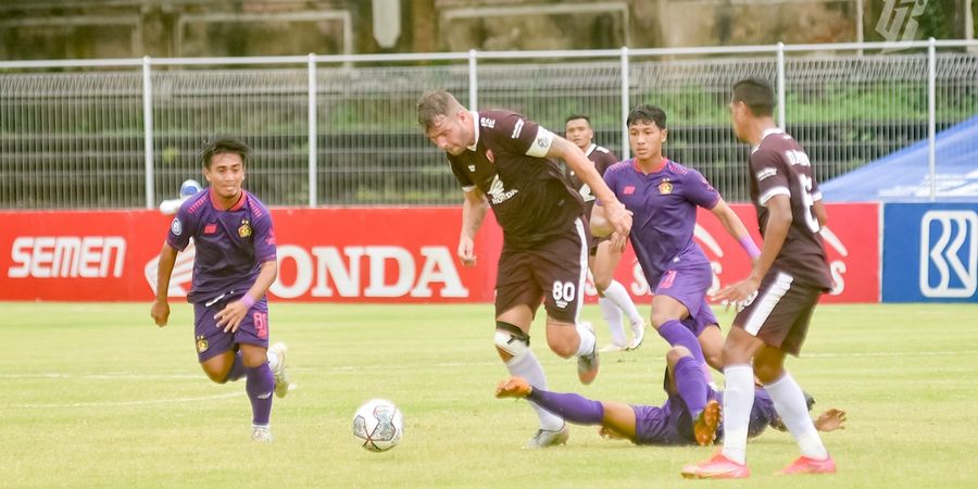 Hasil Liga 1 - Warna Jersey Nyaris Sama Jadi Perbincangan Netizen, PSM Makassar vs Persik Kediri Berakhir Imbang