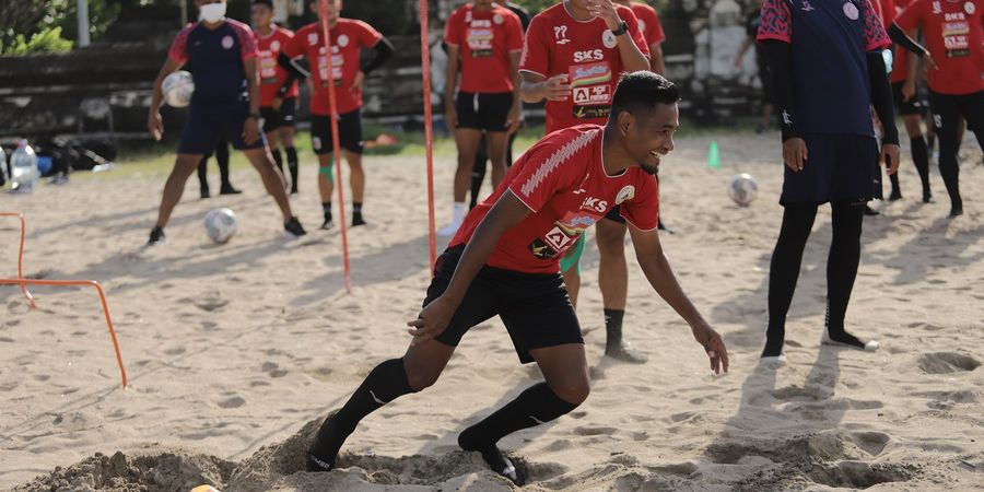 Bangkitkan Suasana Tim, PSS Sleman Gelar Latihan di Pantai