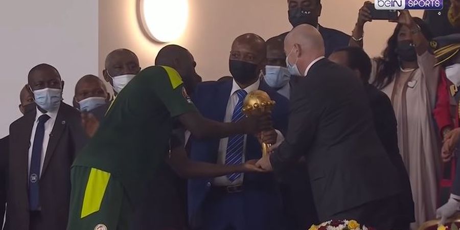 Pejabat-pejabat Recoki Angkat Trofi Piala Afrika 2021, Kapten Senegal Diminta ke Tribune, Sadio Mane dkk Disuruh Menunggu