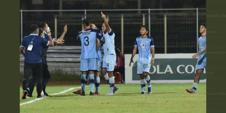 Hasil Liga 1 2021 - Gol Cantik dan Kontroversi Wasit Warnai Laga Persela vs Barito Putera