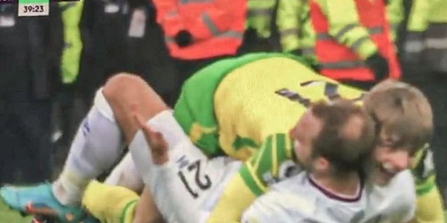 VIDEO - Ditarik Christian Eriksen sampai Jatuh, Bek Pinjaman Man United Malah Balas dengan Senyum dan Pelukan