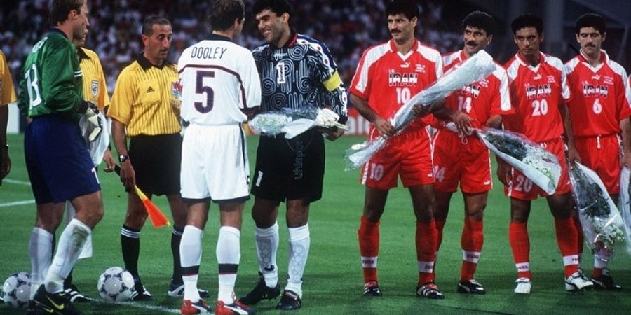 Sejarah Piala Dunia - Momen Iran Beri Simbol Perdamaian ke Amerika Serikat pada Edisi 1998