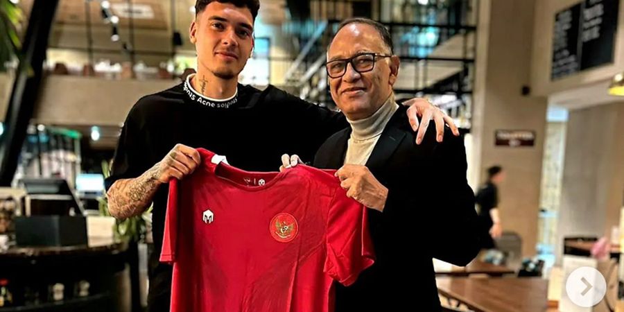 Giliran Shayne Pattynama yang Pamer Jersey Timnas Indonesia Seusai Bertemu Exco PSSI