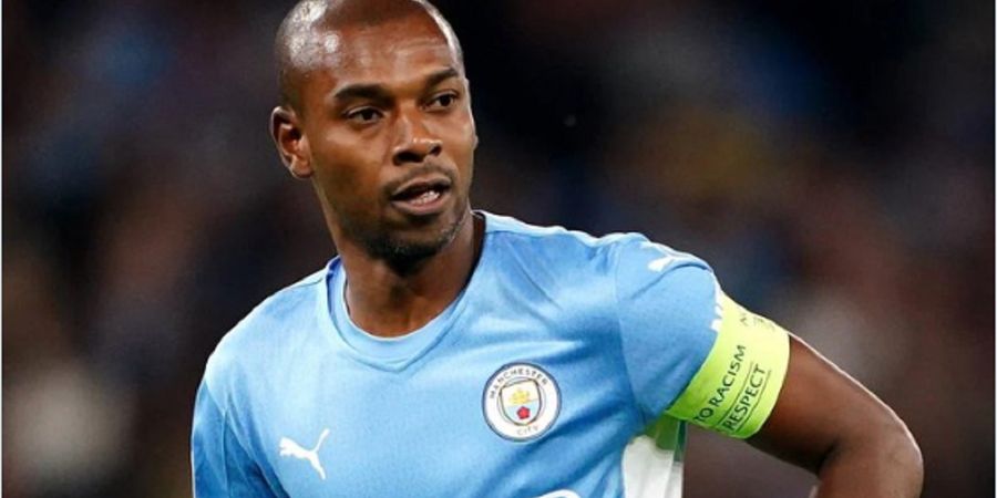 Fernandinho Dipercaya Pep Guardiola untuk Jaga Lini Belakang Man City