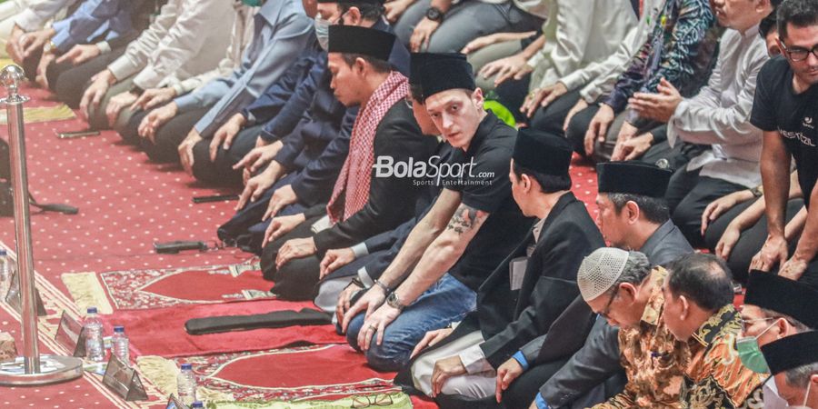 FOTO - Detik-detik Mesut Ozil Jalani Salat Jumat di Masjid Istiqlal