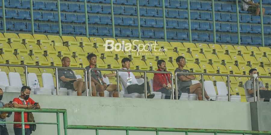 Piala AFF U-19 2022 - Shin Tae-yong Sidak Laga Myanmar Vs Thailand, Indra Sjafri Ikut Dampingi