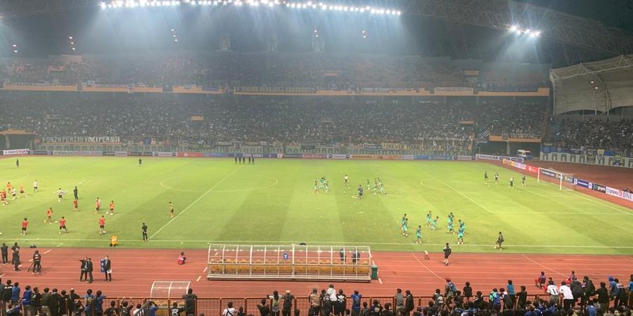 Bhayangkara FC Vs Persib Bandung - Bobotoh Penuhi Stadion Wibawa Mukti Meski Berstatus Tamu