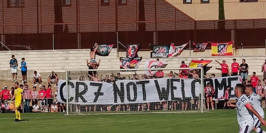 Fan Atletico Terang-terangan Tolak Ronaldo, Kibarkan Spanduk CR7 Not Welcome di Laga Pramusim