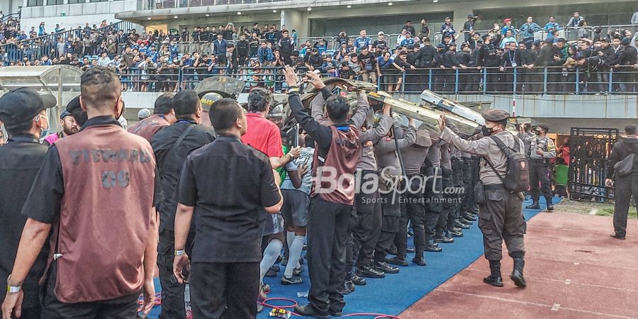 Oknum Suporter Persib Dituding Lempar Batu ke Skuad Bali United