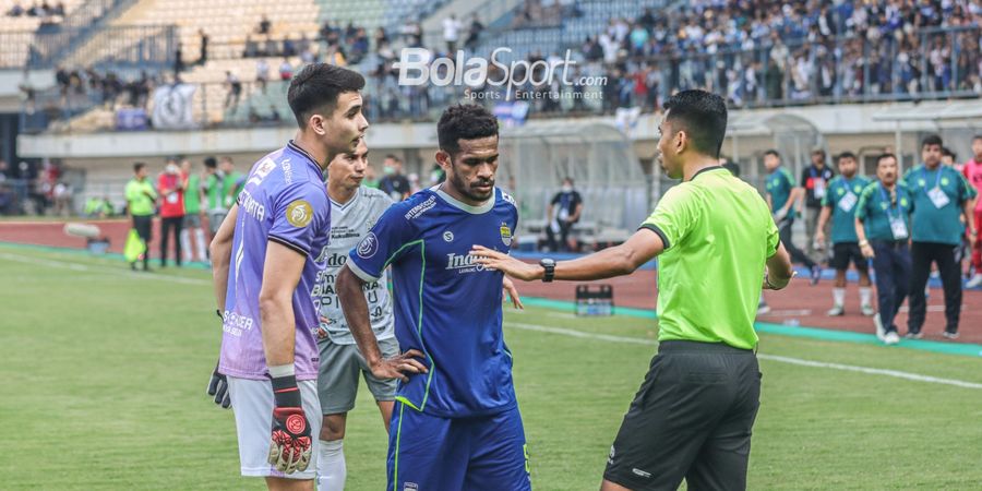 FOTO : Momen Panas dan Damai Antara Nadeo dan Kambuaya Warnai Pekan Keenam Liga 1 2022-2023