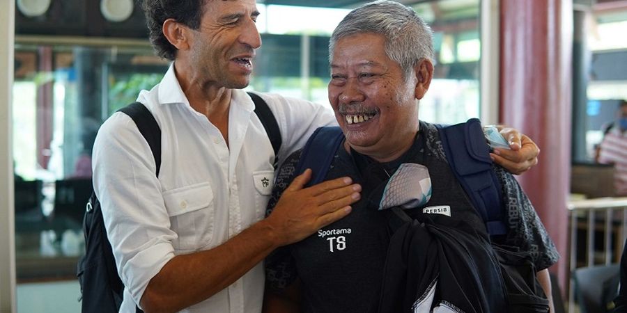 Momen Hangat nan Unik Luis Milla Bertemu Skuad Persib Pertama Kalinya di Bandara