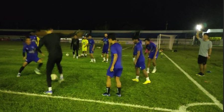 Barito Putera vs Arema FC, Saat Skuat Singo Edan Berlatih Hanya dengan Bantuan Lampu Ponsel