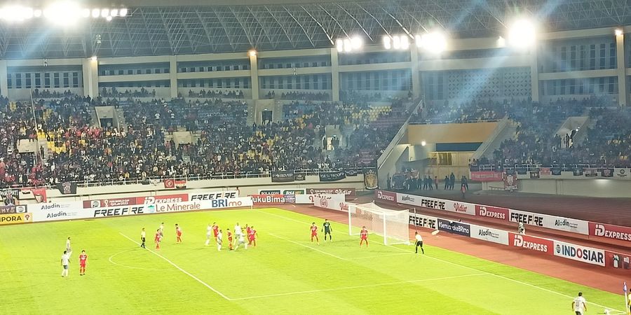 Diwarnai Penalti Gagal dan Kartu Merah, Persis Unggul atas Bali United di Babak 1