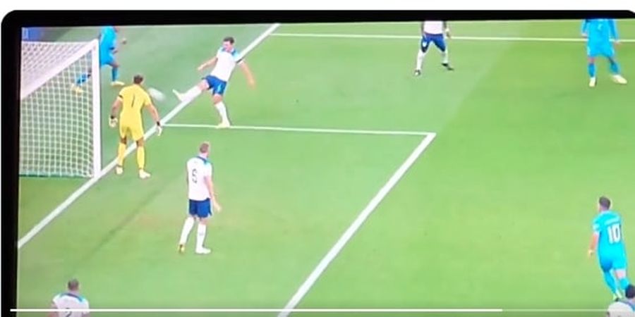 Italia Vs Inggris - Momen Lawak Maguire, Dilompati Scamacca dan Buang Bola Santai Dekat Gawang Sendiri