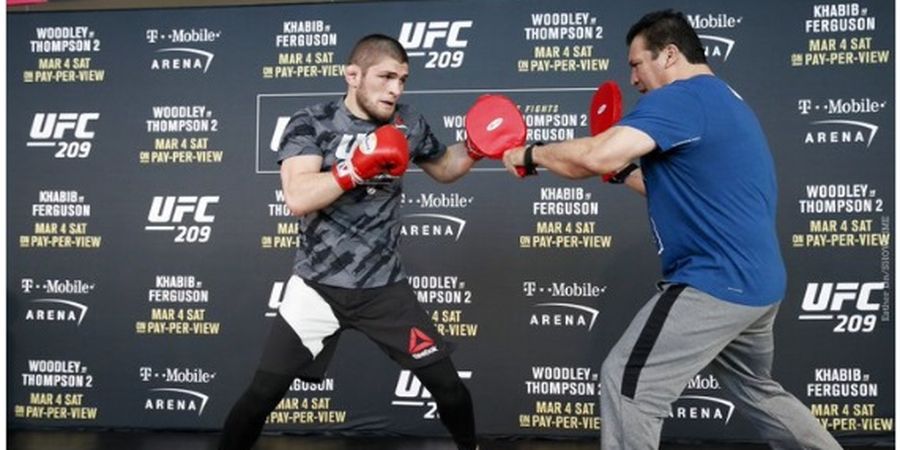 Saking Fenomenalnya Aksi Khabib Lolos dari Situasi Mengancam Rekor, Pelatih Sampai Bertanya-tanya