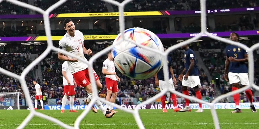 PIALA DUNIA 2022 - Robert Lewandowski Kalahkan Pele Lewat Tendangan Penalti Aneh yang Diulang