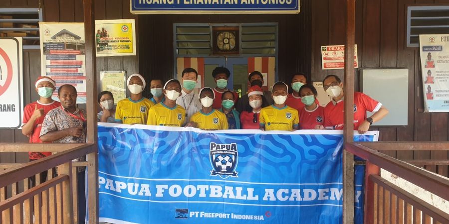 Menyambut Natal, Papua Football Academy Lakukan Aksi Sosial Berbagi Kebahagiaan