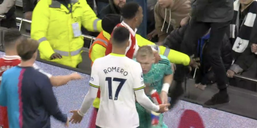 Jadi Pahlawan Arsenal di Derbi London Utara, Aaron Ramsdale Dapat Hadiah Tendangan dari Fan Spurs