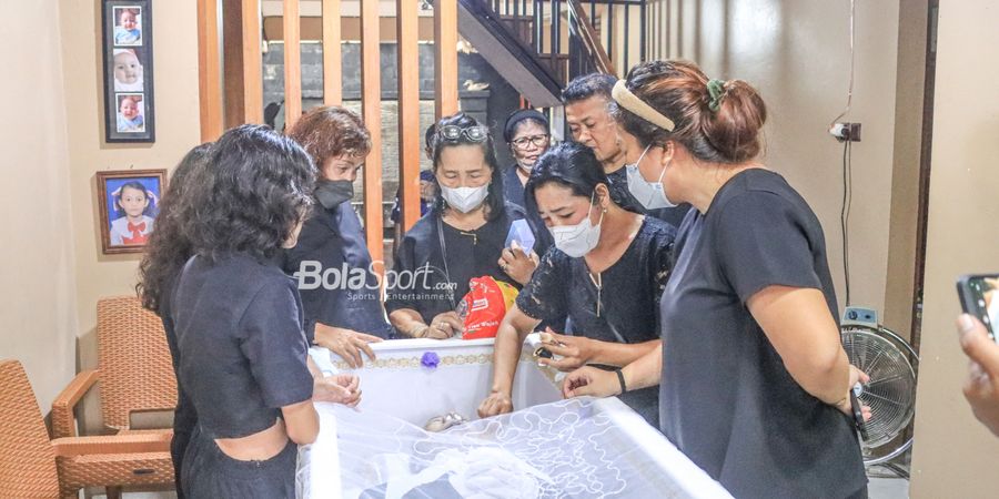 Suasana Rumah Eks Pelatih Timnas Indonesia Benny Dollo, Karangan Bunga Berjejeran