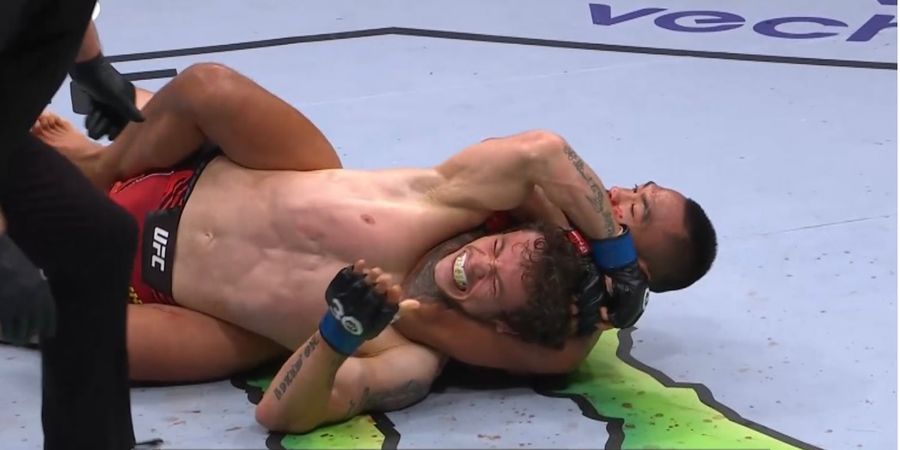 Hasil UFC 284 - Duel Kelas Alexander Volkanovski Dirampungkan Petarung Tuan Rumah dengan Cekikan