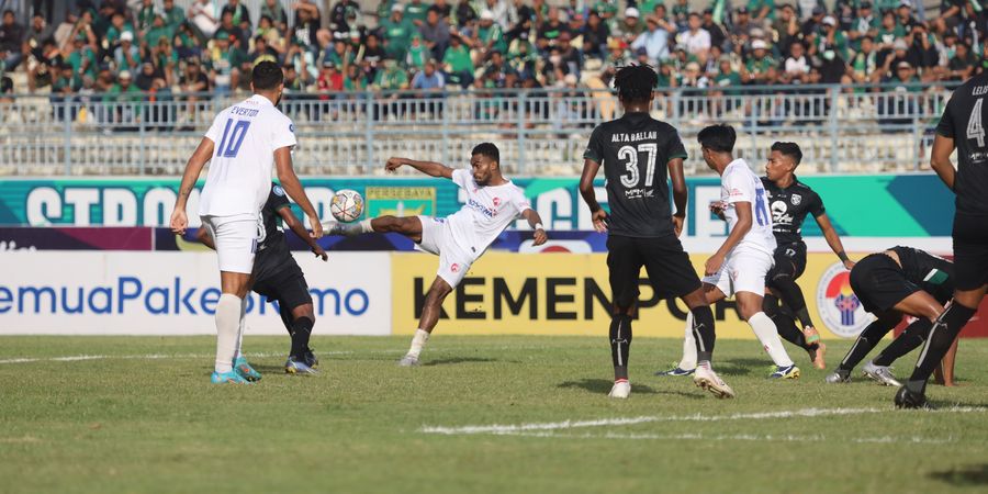 Kalah Lewat Gol Bunuh Diri Lawan PSM, Aji Santoso Nilai Persebaya Tidak Dinaungi Dewi Fortuna