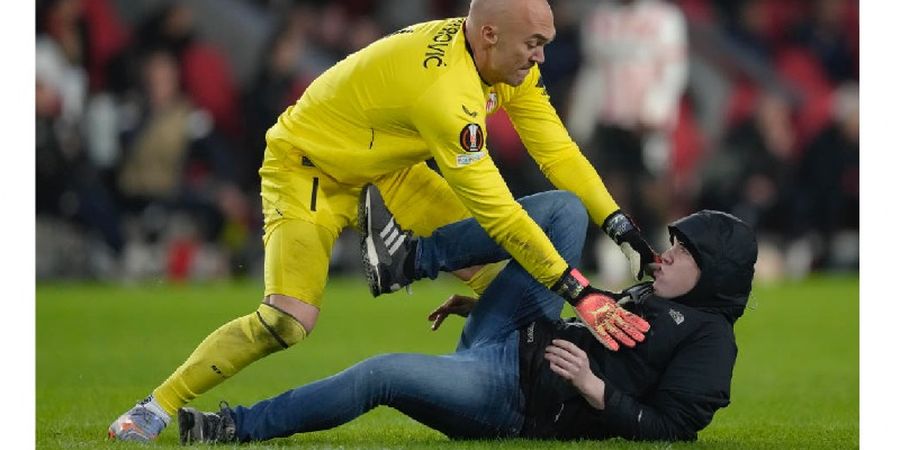 Kiper Sevilla Kena Tinju dan Gelut dengan Penyusup Lapangan di Liga Europa