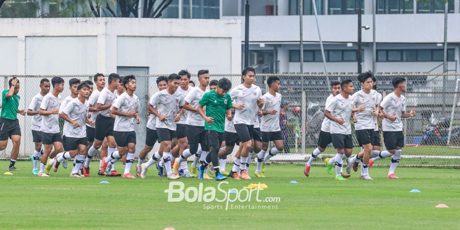 FOTO : Satu Pemain Timnas U-22 Indonesia Terkapar Saat Latihan