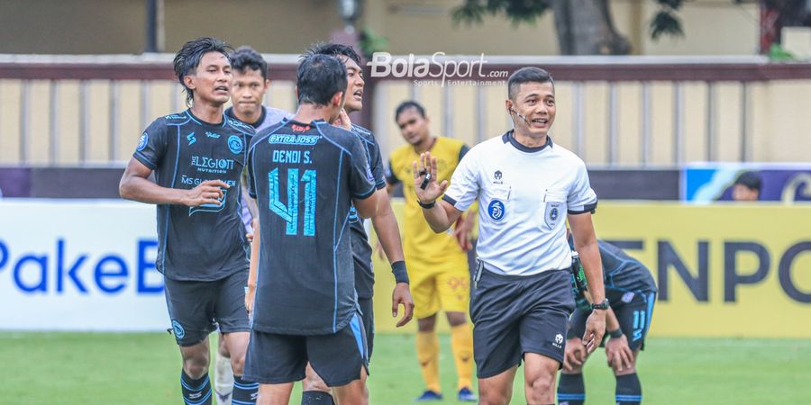 Keputusan Kontroversial Wasit Warnai Dua Pekan Pembuka Liga 1, Persebaya dan Persib Beri Saran Berbeda