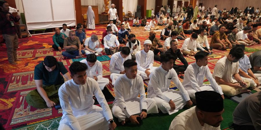 Pemain Timnas U-22 Indonesia Jalani Salat Idul Fitri Bersama Waketum PSSI