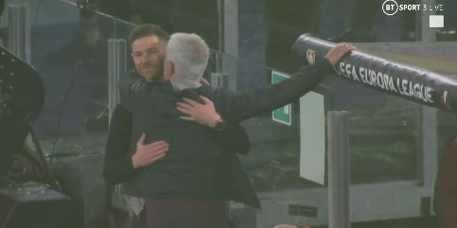 AS Roma Vs Leverkusen - Momen Peluk Hangat Jose Mourinho dan Xabi Alonso, Sang Guru Unggul 1-0