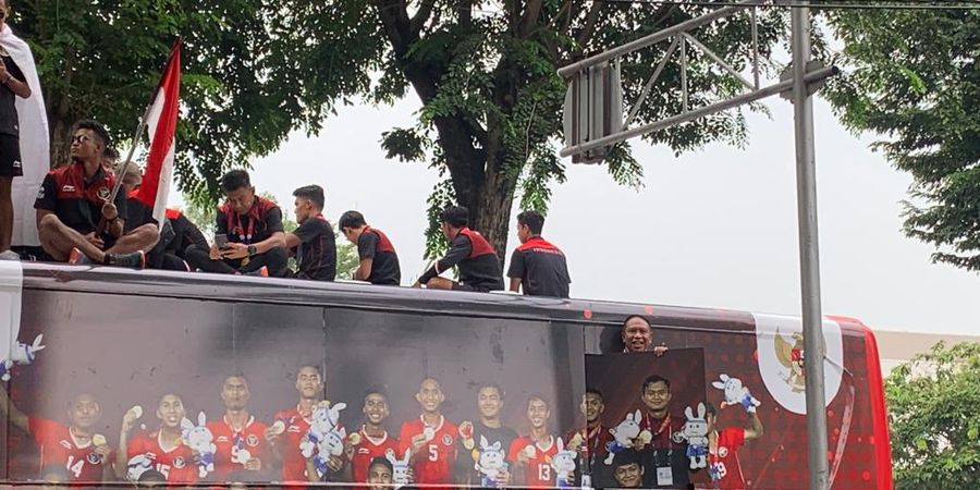 Aksi Wakil Ketua Umum PSSI Nongol dari Jendela Bus Pawai Timnas U-22 Indonesia