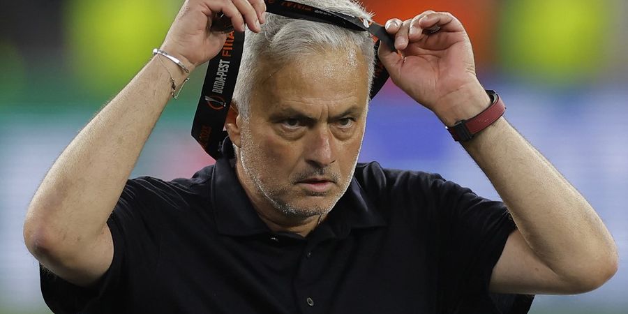 Merasa Dikhianati, Mourinho Tinggalkan Benda Berharga di Lemari Ganti Pemain Roma