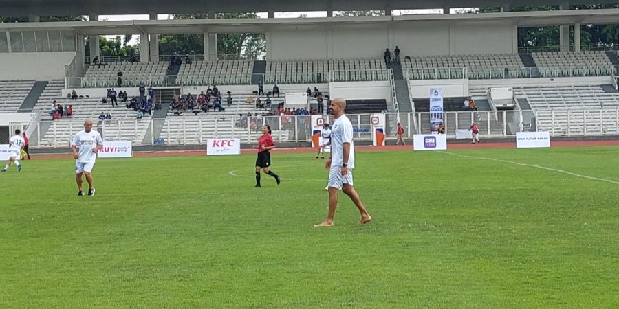 Siang-siang Bolong, Legenda Argentina Juan Sebastian Veron “Nyeker” Saat Main Sepak Bola di Stadion Madya