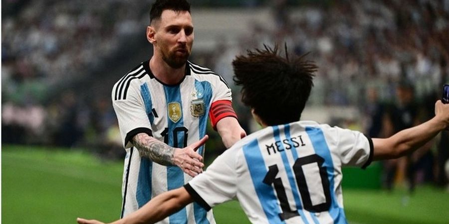 Imbas Terobos Lapangan dan Peluk Messi, Dilarang Masuk Stadion 1 Tahun