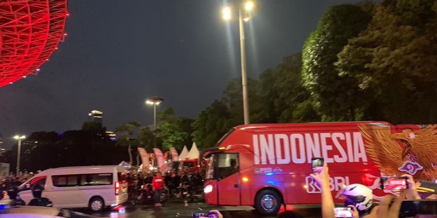 Tiba di SUGBK, Bus Timnas Indonesia dan Argentina yang Dikawal Ketat Disambut Suporter