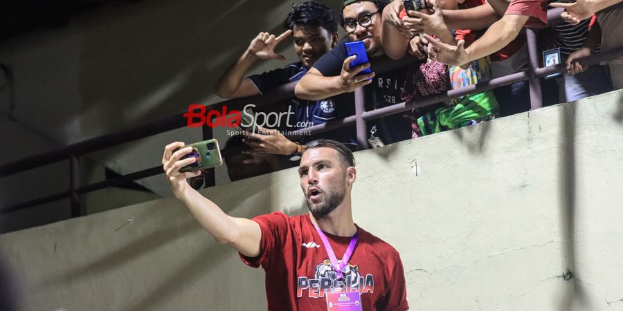 Marko Simic Selfie Bareng Suporter di Laga RANS Nusantara Vs Persija Jakarta