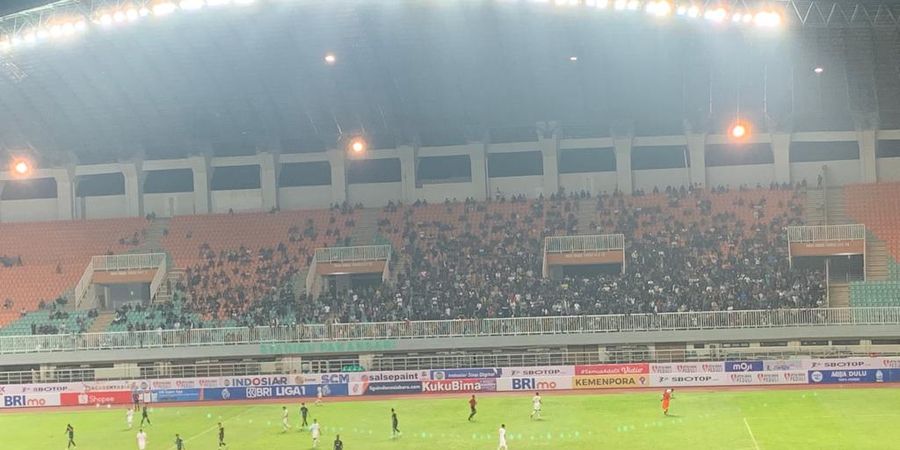 Ribuan Penonton Umum Bernyanyi Lagu Persija di Laga Lawan Persikabo 1973, The Jakmania?