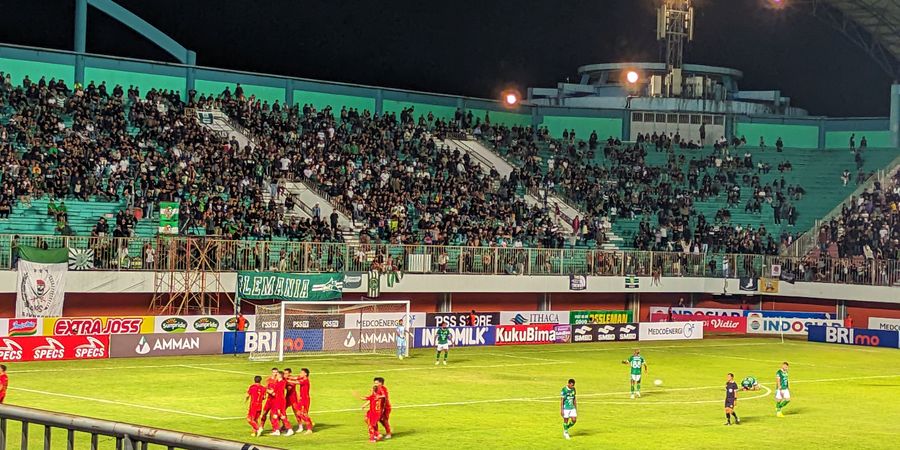 Pemain Persija Selamatkan Wasit dari Oknum Suporter PSS Sleman