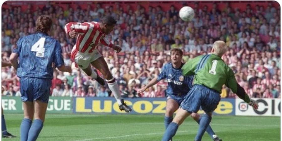 SEJARAH HARI INI - Gol Pertama Premier League Tercipta, Manchester United Keok