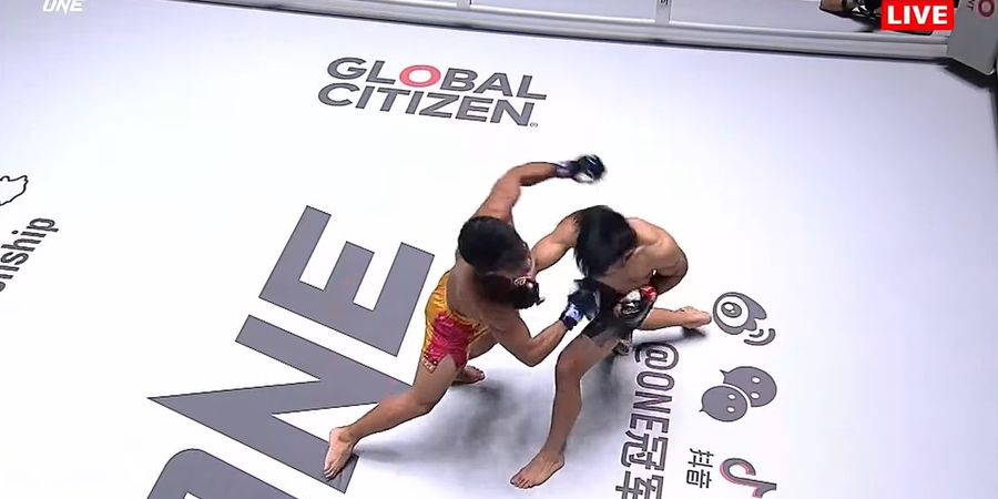 Hasil ONE Friday Fights 34 - Terlalu Singkat, Adrian Mattheis Ditaklukkan Lito Adiwang