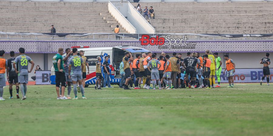 Hasil Liga 1 - Dewa United Vs Persebaya Sama Kuat, Terjangan Catur Pamungkas Berujung Ady Setiawan Terkapar dan Dibawa ke Rumah Sakit Pakai Ambulans