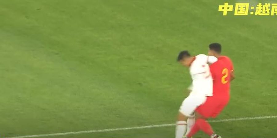 Sikutan Brutal Striker Vietnam Bikin Emosi Bek Naturalisasi China, Untung VAR Beri Keputusan Tepat