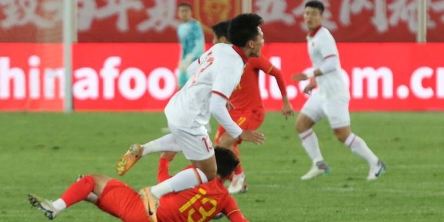 FIFA Matchday - Bek Vietnam Dapat 7 Jahitan di Kepala Akibat Benturan Keras dengan Pemain China