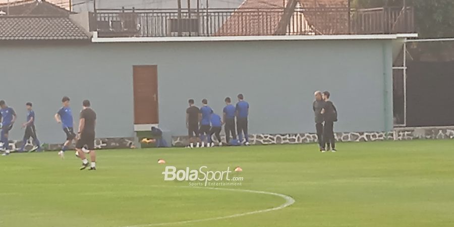 Piala Dunia U-17 2023 - Pemain dan Ofisial Uzbekistan Salat Asar Berjamaah Sebelum Gelar Sesi Latihan