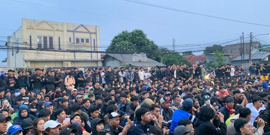 Ratusan Suporter Persib Serbu Indomilk Arena Jelang Laga Kontra Dewa United, Langsung Disuruh Pulang 